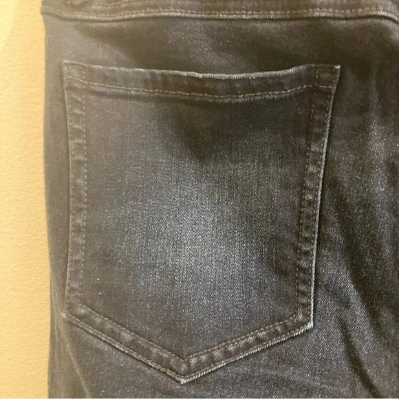 CABI Sz 32 Mid Rise Skinny Mid Wash Lightly Distressed Jeans - Picture 8 of 12